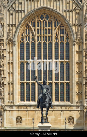 Londra, Inghilterra, Regno Unito. Case del Parlamento Statua di Richard I o di Riccardo Cuor di Leone nella parte anteriore del St Stephen s portico Foto Stock