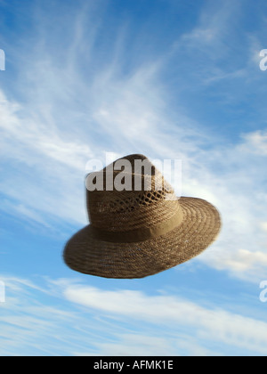 Gettati cappello di paglia geworfener Strohhut Foto Stock