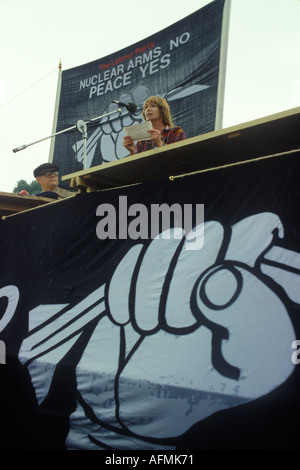 Susanna York attrice attore al CND 1980s Labor Party 'Nuclear Arms No, Peace Yes' marzo dimostrazione rally Londra 1982 UK HOMER SYKES Foto Stock