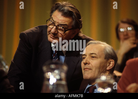 Tony Benn deputato, (seduto) parlando con Eric Heffer (sinistra) Conferenza del Partito Laburista Brighton. Ottobre 1977 Regno Unito. HOMER SYKES Foto Stock