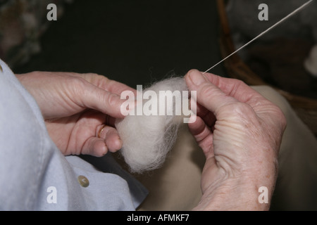 Utilizzando una delle ruote di filatura a Melton Mobray Foto Stock