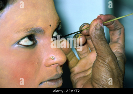 India Kerala Alleppey cultura applicare trucco per Kathakali dancer Foto Stock