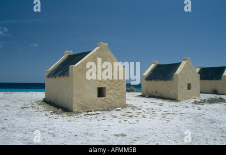 Rosso capanne slave a Lacre Punt Bonaire le Antille olandesi Foto Stock