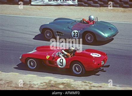 ^1958 Ferrari 'Testa Rossa' ^250, rosso, e 'Aston Martin' ^DBR2, argento, corse a "Laguna Seca" California, ^1981 Foto Stock