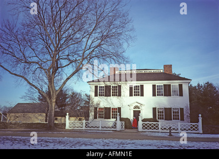 '^donna in "periodo ^costume' ^al di fuori della '^Salem ^Towne House' ^1796 "Vecchio ^^Sturbridge Village", ^Massachusetts' Foto Stock