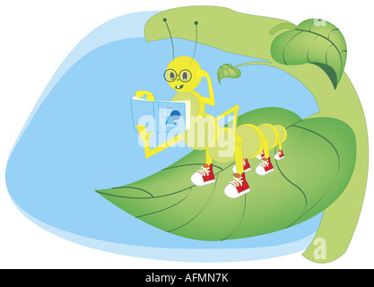 Caterpillar la lettura di un libro su una foglia Foto Stock