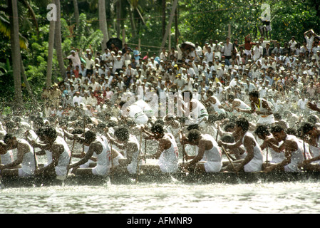 India Kerala Alleppey sport Nehru Cup Longboat gare longboat vogatori in azione Foto Stock