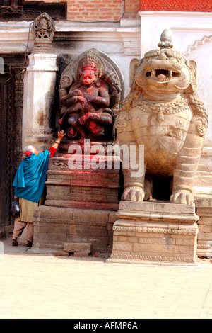 Donna al suo mattino Puja indù rituale Patan vicino a Kathmandu in Nepal Foto Stock