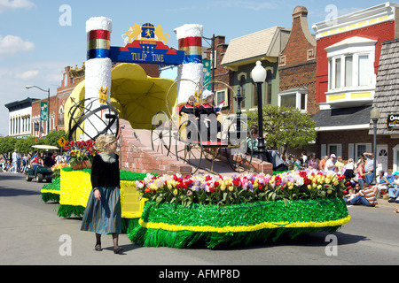 Il Tulip Time galleggiante nella parata olandese in Pella Iowa USA Foto Stock