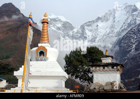 Oro e Bianco stupa e bandiere di preghiera a Tengboche il più grande monastero buddista in Nepal Foto Stock