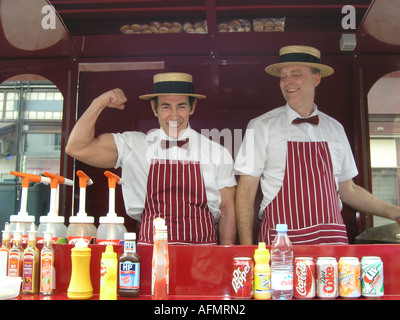 Due venditori ambulanti nel mercato di vendita di stallo hot dogs spuntini rinfreschi Canterbury Inghilterra REGNO UNITO Foto Stock