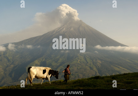 Tungurahua vulcano attivo 5016m visto dalla strada Cotalo Andes Ecuador America del Sud Foto Stock