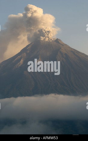 Tungurahua vulcano attivo 5016m visto dalla strada Cotalo Andes Ecuador America del Sud Foto Stock