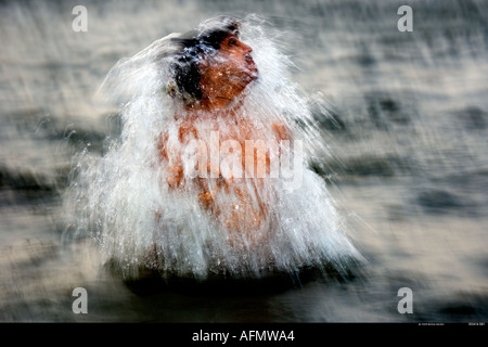 L'uomo la balneazione nel fiume Gange Varanasi India Foto Stock