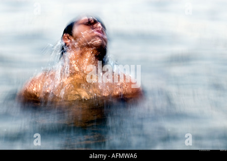 L'uomo la balneazione nel fiume Gange Varanasi India Foto Stock