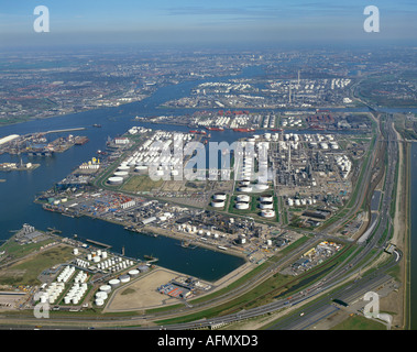 Vista aerea del porto di Rotterdam con la raffineria di petrolio dei serbatoi di stoccaggio Foto Stock