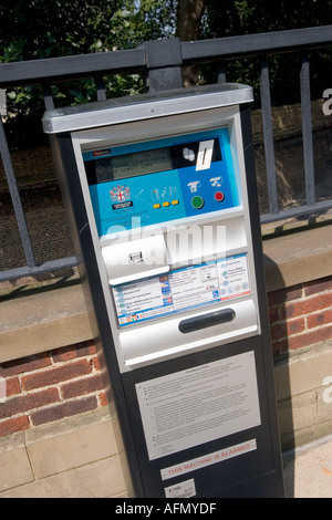 Powered Solar ticket machine per i biglietti per il parcheggio in Smithfield City di Londra Inghilterra REGNO UNITO Foto Stock