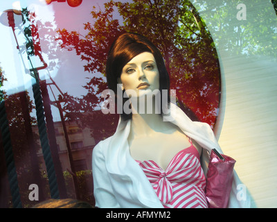 Negozio finestra display con il manichino e riflessione di alberi a Pierre Cardin Parigi Francia Foto Stock