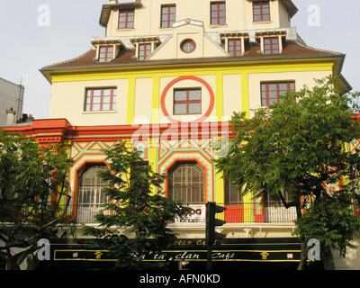 Colorata architettura di Bataclan cafe Boulevard Voltaire lle Arr. Parigi Francia Foto Stock