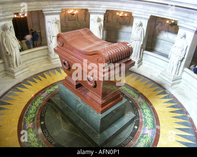 Napoleone la tomba di marmo con cripta e statue che lo circonda Parigi Francia Foto Stock