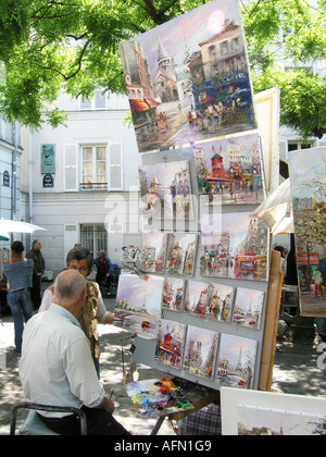 Pittore al lavoro in Place du Tertre a Montmartre Parigi Francia Foto Stock