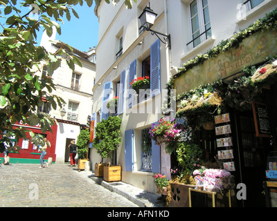 Scena di strada con ristoranti pittoreschi all'angolo di rue Norvins a Montmartre Parigi Francia Foto Stock