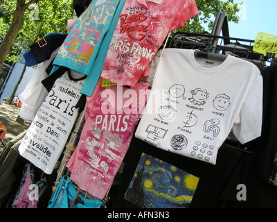 Colorati souvenir parigino T-shirt e canotte in vendita presso angolo parigino shop Foto Stock