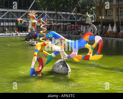 Colorato la fontana di Tinguely a Place Igor Stravinsky Parigi Francia Foto Stock