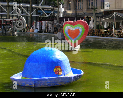 Colorato di Niki de St Phalle hat nella fontana al Place Igor Stravinsky Parigi Francia Foto Stock