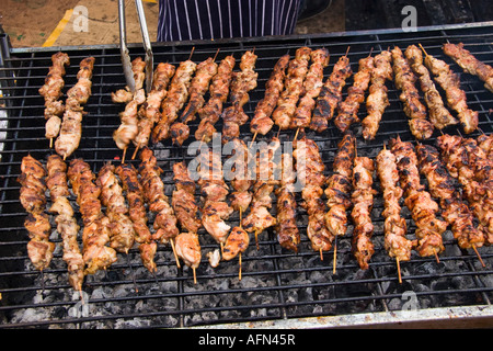 Barbecueing spiedini di pollo al carnevale di Notting Hill Londra Foto Stock