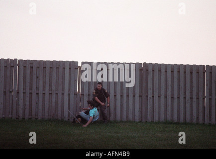 Una polizia morsi di cane a far eseguire una corsa a vuoto come una sommossa ensues durante un Grateful Dead show a Deercreek Indiana durante il mese di luglio 1995 Foto Stock