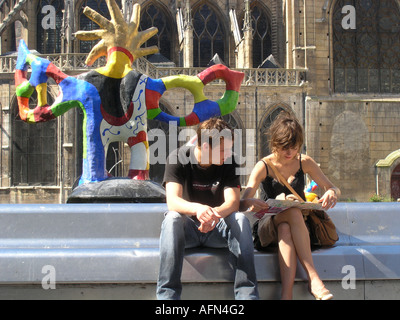 Coppia in cerca sulla mappa di Parigi a colorato la fontana di Tinguely a Place Igor Stravinsky Parigi Francia Foto Stock