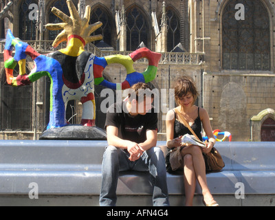 Coppia in cerca sulla mappa di Parigi a colorato la fontana di Tinguely a Place Igor Stravinsky Parigi Francia Foto Stock