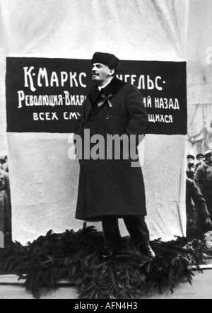 Lenin (Vladimir Ilyich Ulyanov), 22.4.1870 - 21.1.1924, politico russo, presidente dei Commissari del Consiglio dei popoli 26.10.1917 - 21.7.1924, a tutta lunghezza, discorso durante l'esposizione del monumento provisorico Marx/Engels, Mosca, 7.11.1918, Russia, comunisti, politica, 20th secolo, storico, storico, , Foto Stock