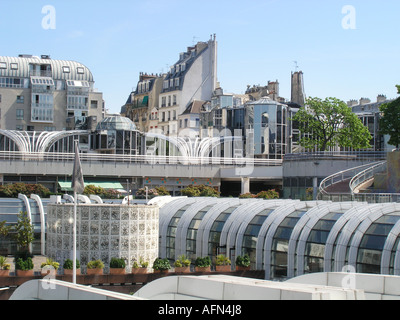 Dettagli architettonici del Forum des Halles Paris Francia con giardini sul tetto facciate in vetro giardini e oggetti di arte Foto Stock