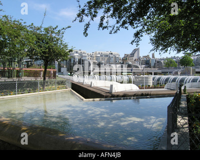 Dettagli architettonici del Forum des Halles Paris Francia con giardini sul tetto facciate in vetro giardini e oggetti di arte Foto Stock