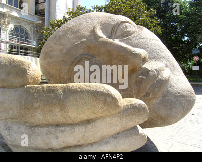Close up di big stone capo del l'ecoute da Henri de Miller vicino a Les Halles Paris Francia Foto Stock
