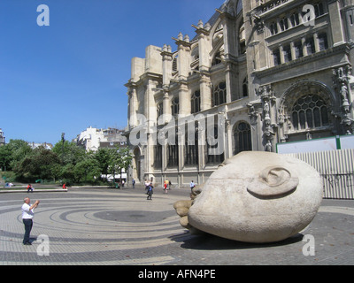 Piazza di fronte St Eustache chiesa con turistica prendendo snap shot di Big Stone Capo vicino a Les Halles Paris Francia Foto Stock