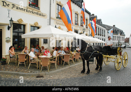 Cavallo e il carrello nella parte anteriore del famoso cafe e ristorante De Pannekoekenbakker Thorn Paesi Bassi Foto Stock