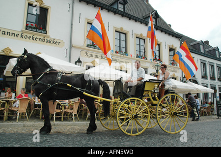 Cavallo e il carrello nella parte anteriore del famoso cafe e ristorante De Pannekoekenbakker Thorn Paesi Bassi Foto Stock