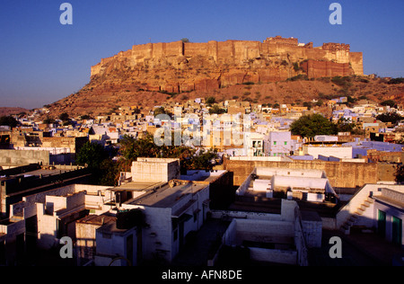 Jodhpur Meherangarh Fort su una collina con case blu in primo piano al tramonto tramonto India Foto Stock