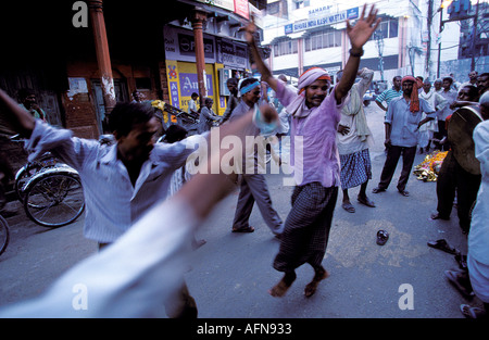 India Uttar Pradesh Varanasi entro ventiquattro ore il corpo della persona morta viene portata in processione per la cremazione ghat spesso durante la processione le persone giocano i tamburi e danza attorno il motivo di ciò è che essi ritengono che se la persona è stata facendo il bene nella sua vita e ha raggiunto una elevata età quindi la sua anima che noi il ll reincarnate a un livello superiore nella prossima vita Foto Stock