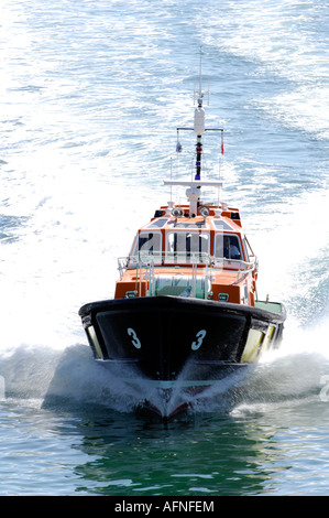 Una barca di piloti lancio accelerando attraverso le onde mare azionati da relativi porti britannici nel solent southampton Foto Stock