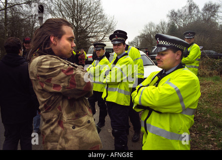 Un hunt SABOTEUR IN OCCASIONE DI UNA RIUNIONE DEL SURREY UNIONE HUNT affronta un poliziotto REGNO UNITO Foto Stock