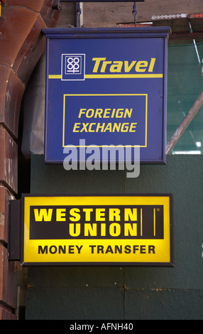 Valuta DI TRASFERIMENTO DI DENARO DI WESTERN UNION segno su TRAVEL SHOP LEEDS YORKSHIRE INGHILTERRA Foto Stock