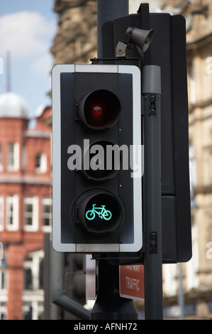 Illuminato verde icona ciclo su traffico stradale luce Foto Stock