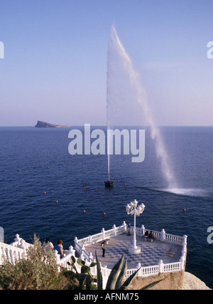 Piattaforma di osservazione della fontana di Benidorm Costa Blanca tra le 2 spiagge principali e la vicina piattaforma di osservazione Foto Stock