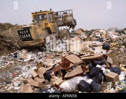 Macchina pesante commovente e rifiuti di livellamento viene utilizzato per riempire la ghiaia ridondante pit lavorazioni Foto Stock