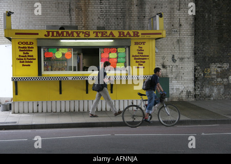 Tea bar sotto il ponte a Waterloo, Londra Foto Stock