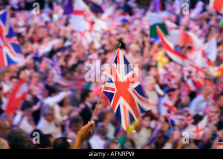 La scorsa notte dei Proms la Royal Albert Hall South Kensington London Union Jack bandiera che sventola la folla di spettatori di concerti. REGNO UNITO HOMER SYKES Foto Stock